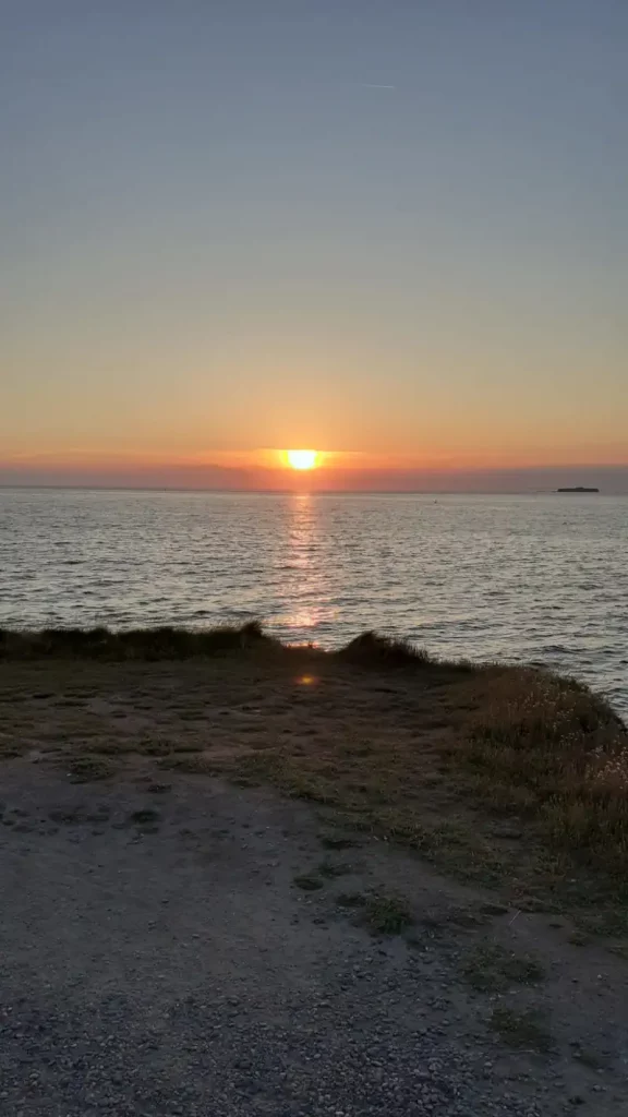 Coucher de soleil aux abords de Pornic, avec mer très calme et reposante