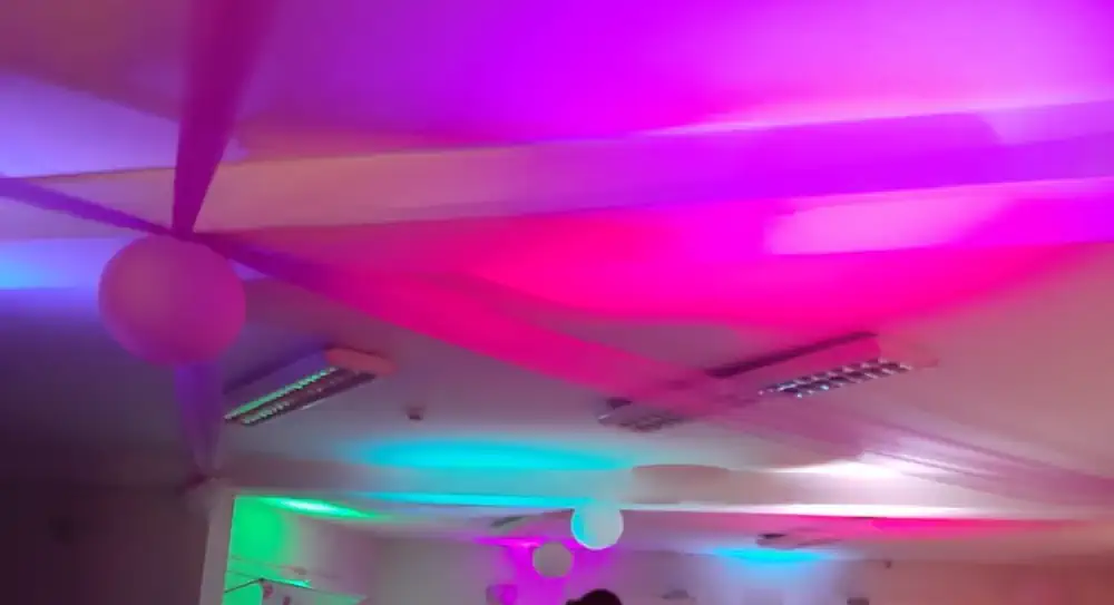 Décoration plafond avec pareled multicolores